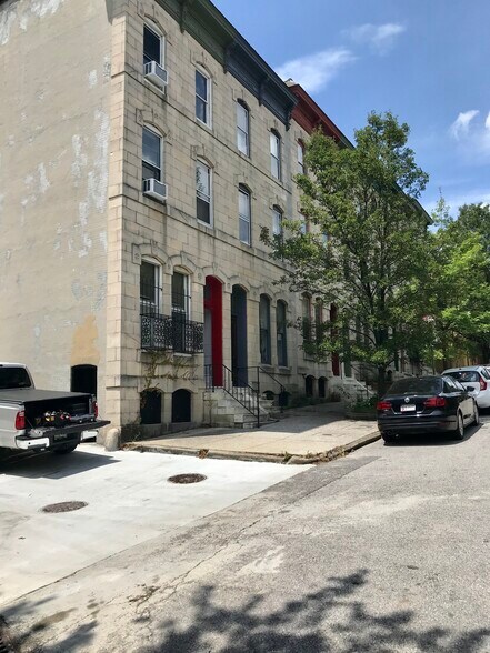 exterior end unit - 1204 John St
