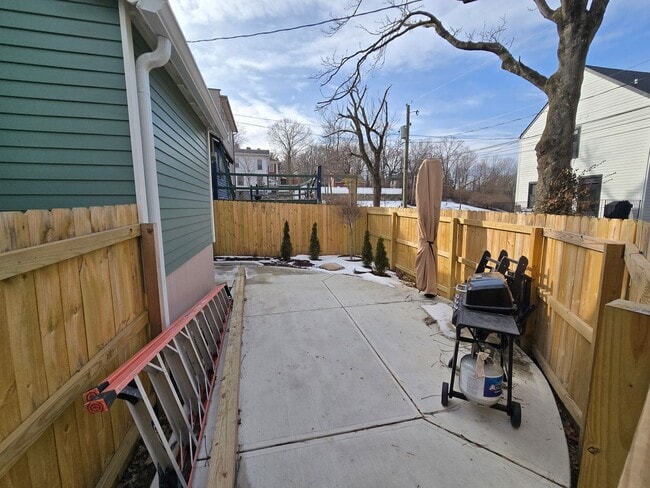 Building Photo - Full Furnished 2 Bed/1 Bath with Utilities Included