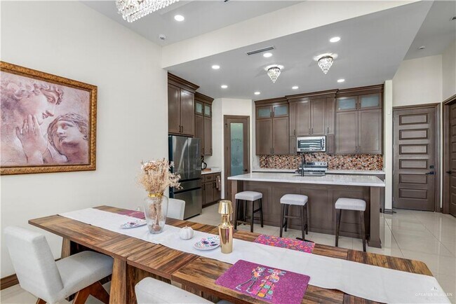 Building Photo - 25 N Brushfield Ave