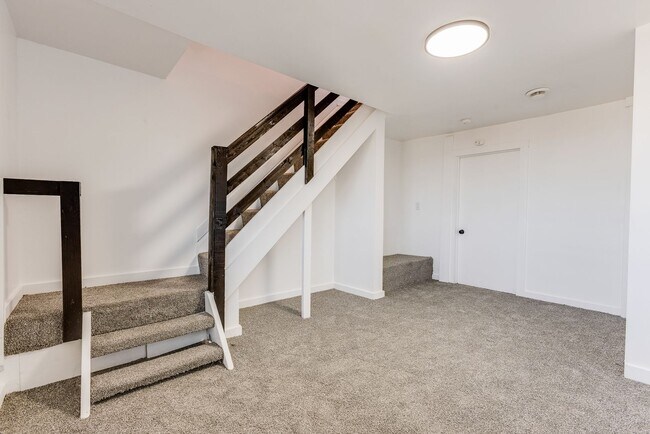 Building Photo - AVAILABLE NOW - Beautiful 3 Bedroom Home w...