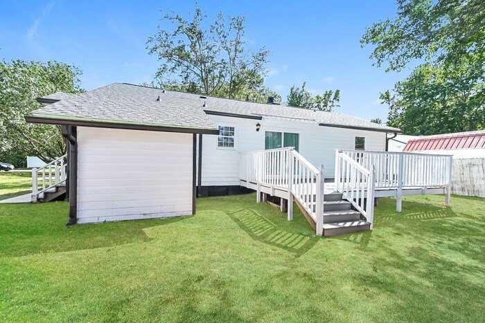 Building Photo - 206 Surrey Ln