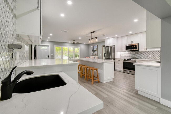 Building Photo - 400 Tequesta Dr