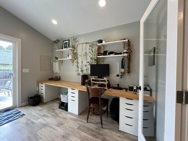 Building Photo - Charming Home Near Nike Campus with Vaulted Ceilings & Updated Kitchen