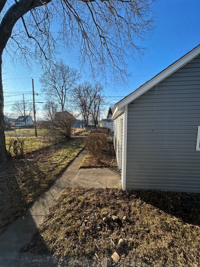 FENCED BACKYARD AND 2 CAR GARAGE - 709 N Jefferson St