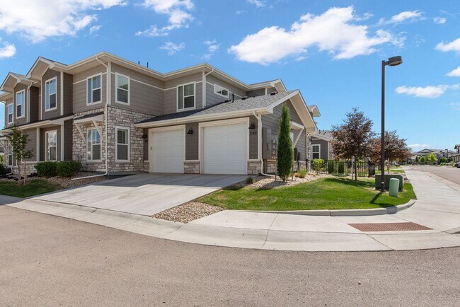 Building Photo - 2 Bedroom 2 Bathroom Ground Floor Townhome in Centerra