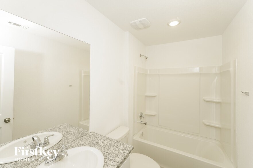 Building Photo - 10723 Vinateros Dr