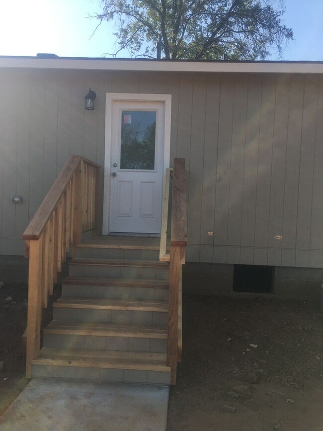 Building Photo - Paradise Location with end of road privacy...