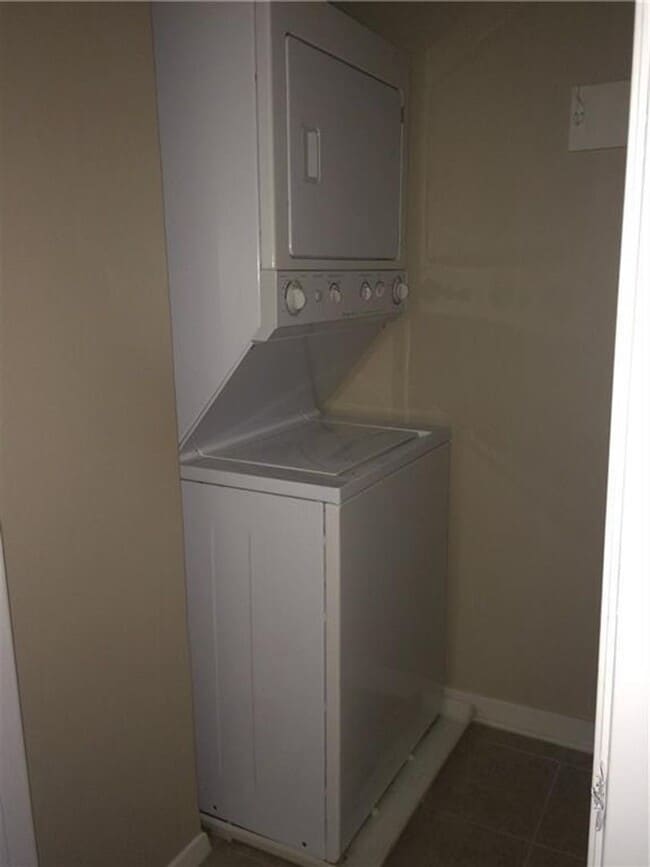Building Photo - Fully upgraded with washer and dryer