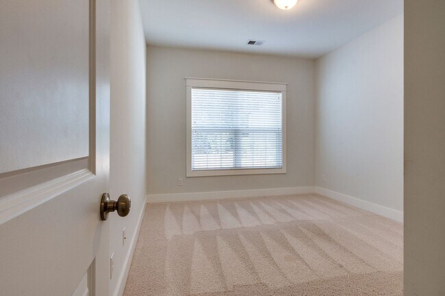 Building Photo - Beautiful Home in Lawton Station!