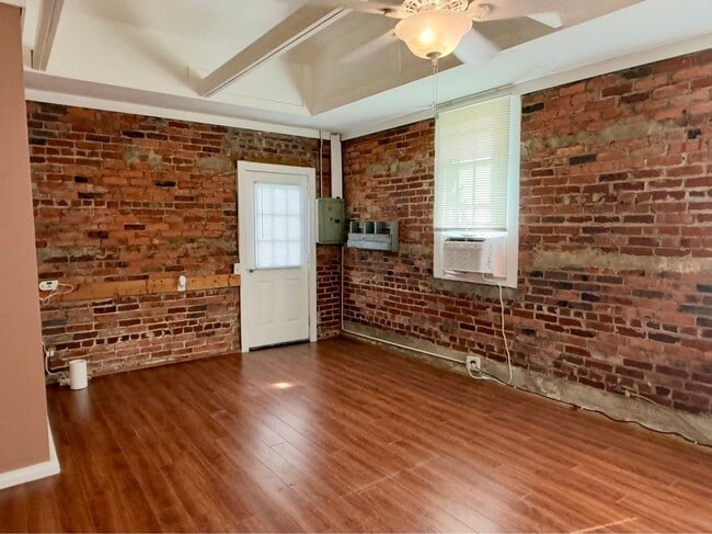 Building Photo - Immaculate Studio Apt. w/All utilities- Less than 5- minute drive to Downtown Bristol!