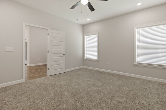 Building Photo - New 4 Bedroom in CRESTVIEW!!