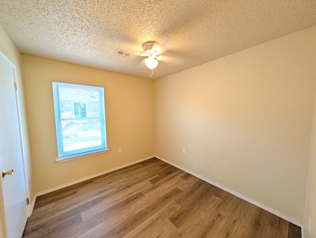 Building Photo - 302 N Bighorse St