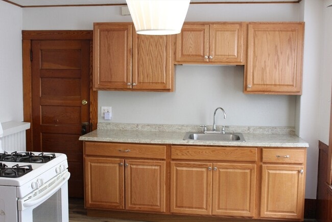 Building Photo - 51 School St