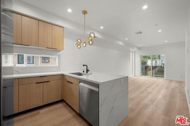 Building Photo - 2001 Vista Del Mar Ave