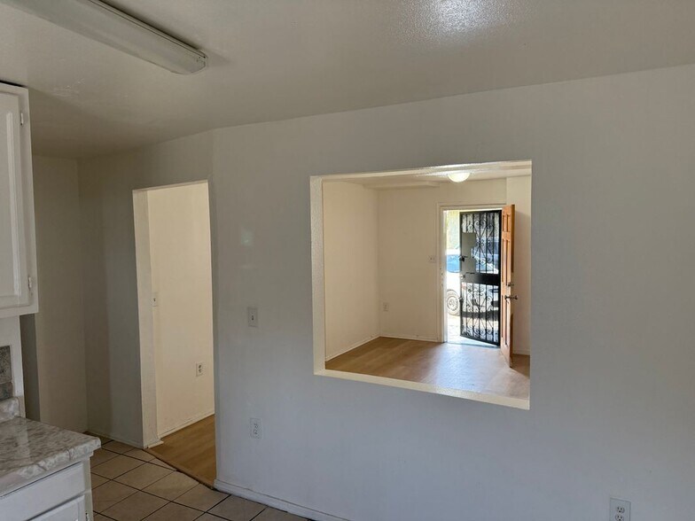 Building Photo - 1124 E 40th Pl