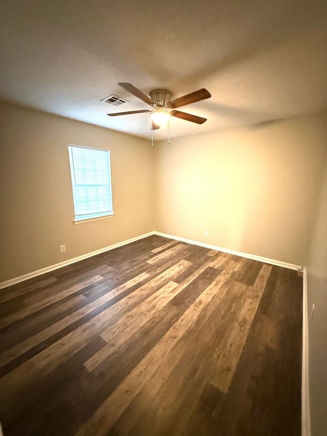 Building Photo - ** 3 Bed 2 Bath located off Virginia Loop ...