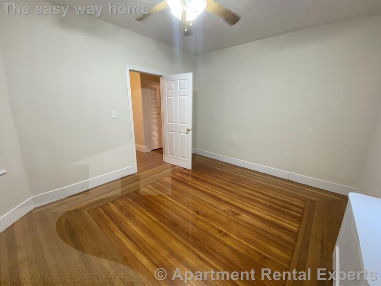 Building Photo - 1028 Fellsway