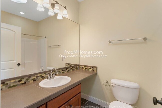 Building Photo - Luxury Two Bedroom Townhouse in NE!