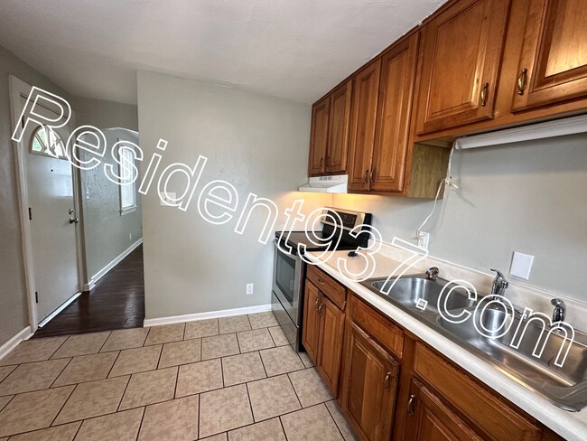 Building Photo - 2 Bed 1 bath home