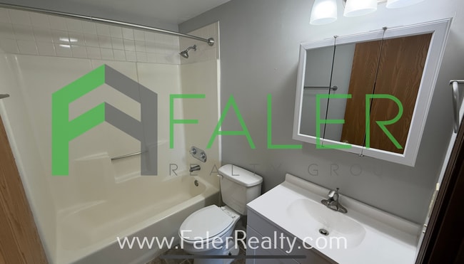 Building Photo - 2 Bed, 1.5 Bath Townhome