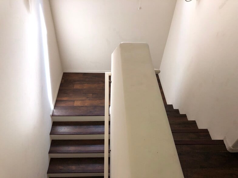 stairs - 4154 N Thurston Ln