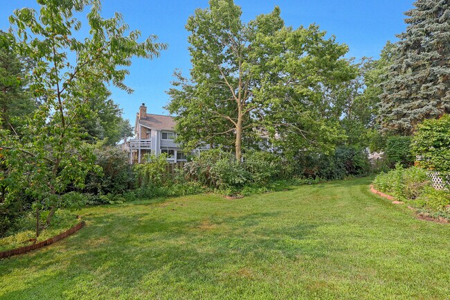Building Photo - 1356 Larchmont Dr