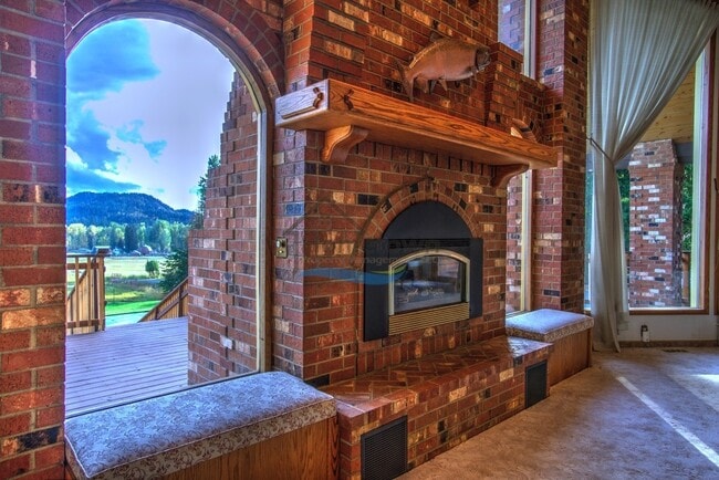 Building Photo - Custom Country Home With Spectacular Views...