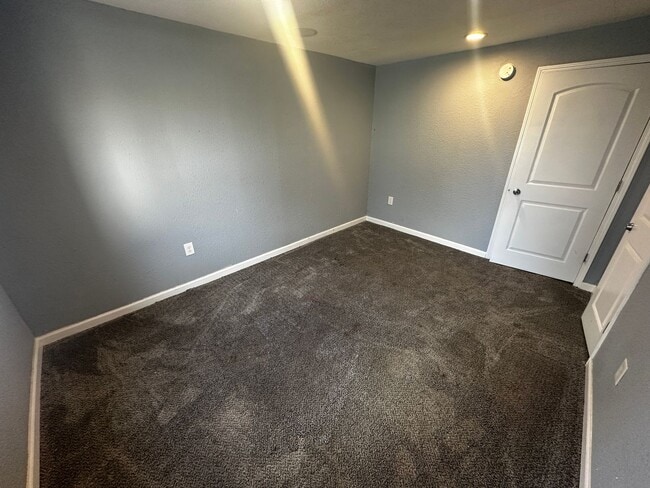 Building Photo - 215 E Cherry St