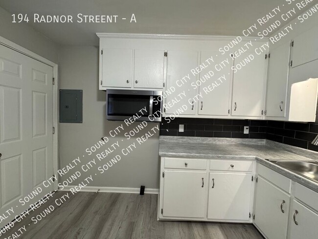 Building Photo - Renovated 2 bed/1 bath AVAILABLE NOW!! Pet...