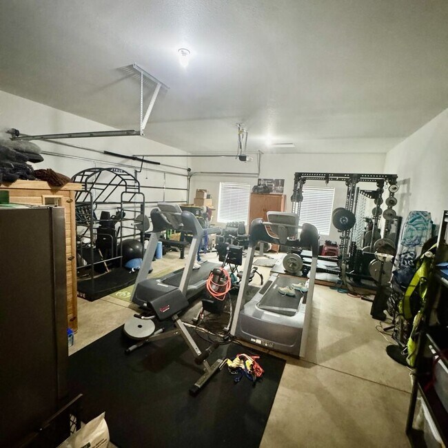 Building Photo - Beautiful 4 bedroom home