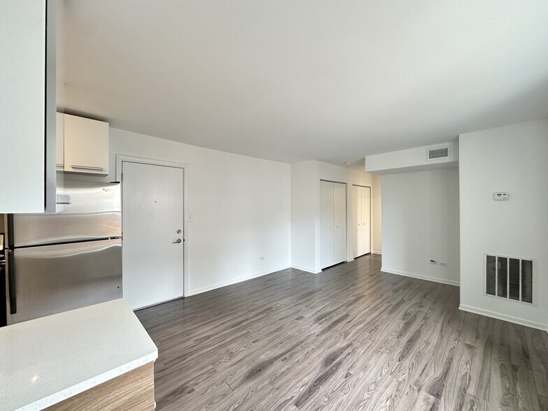 Building Photo - 925 W Carmen Ave