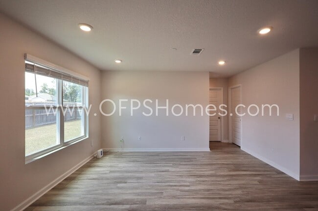 Building Photo - 3125 Van Day Way