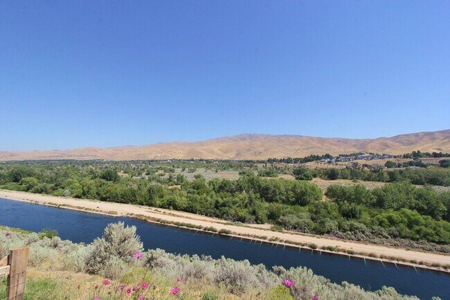 Building Photo - Immaculate Rim Home w/Stunning Views