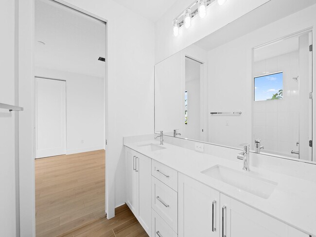 Building Photo - 1446 SW 23rd St