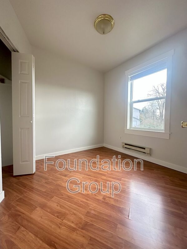 Building Photo - 842 Davis Pl S