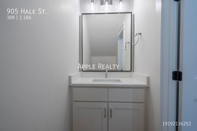 Building Photo - 905 Hale St