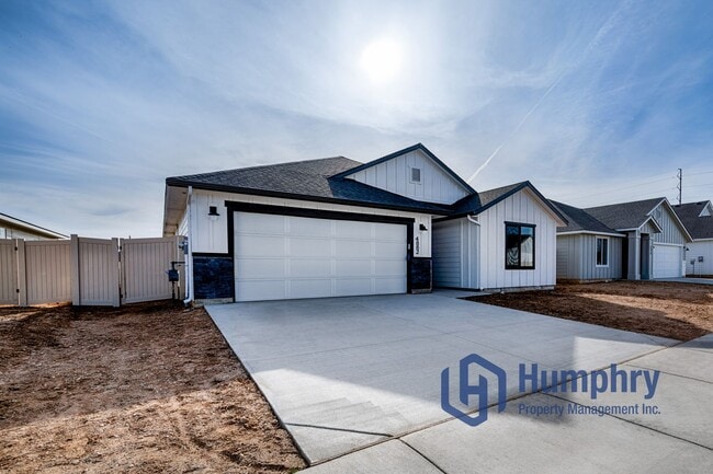 Building Photo - 4 bedroom, 2 bathroom, 2 car garage.