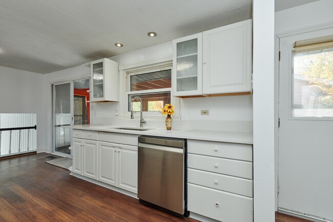 Building Photo - 1613 Hartmann Dr