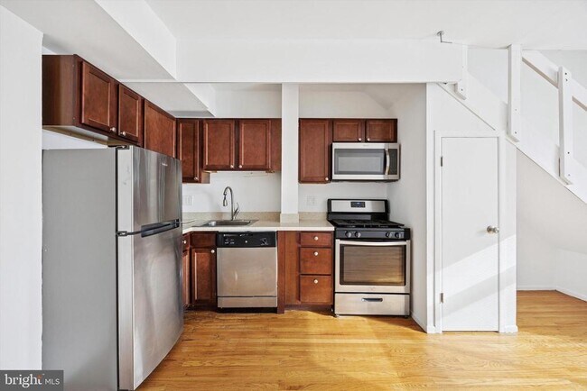 Building Photo - 319 S 10th St