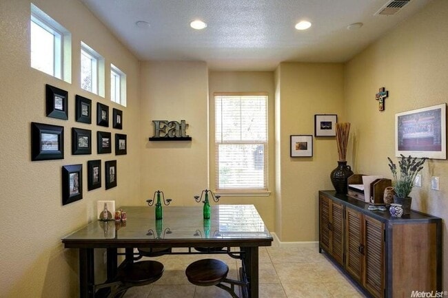 Building Photo - Stunning Home in Mountain House 2 Junior Primary bedrooms w/ own Private Bath!