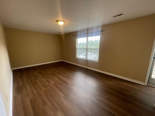 Building Photo - 1700 Lone Oak Rd