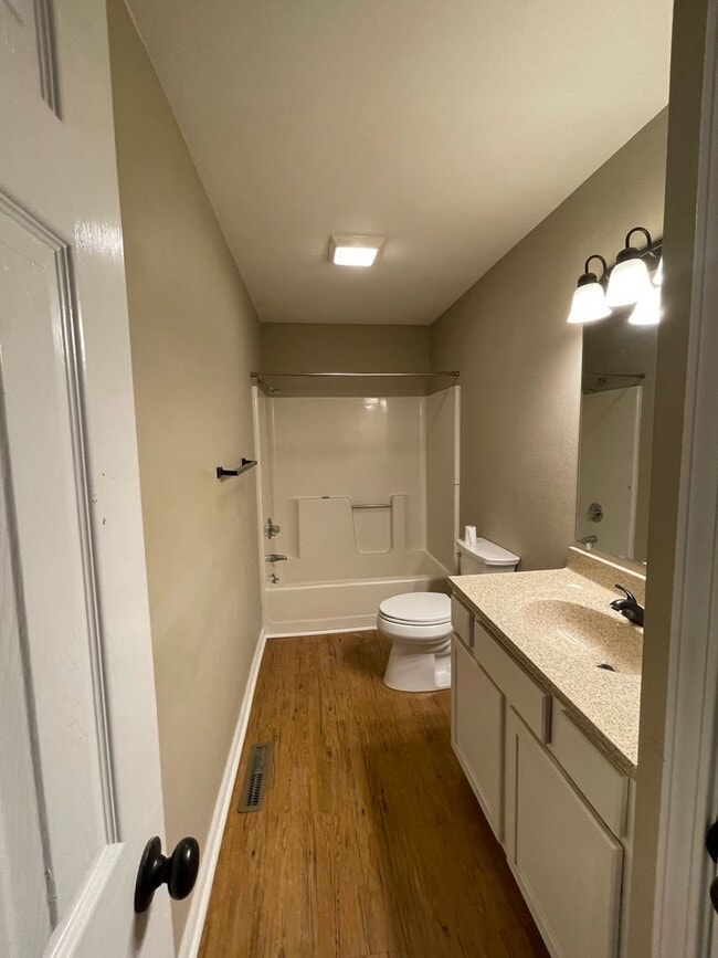 Building Photo - 2 bed 2 bath Duplex with Garage