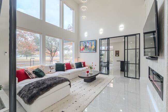 Building Photo - 6510 Sussex Ct