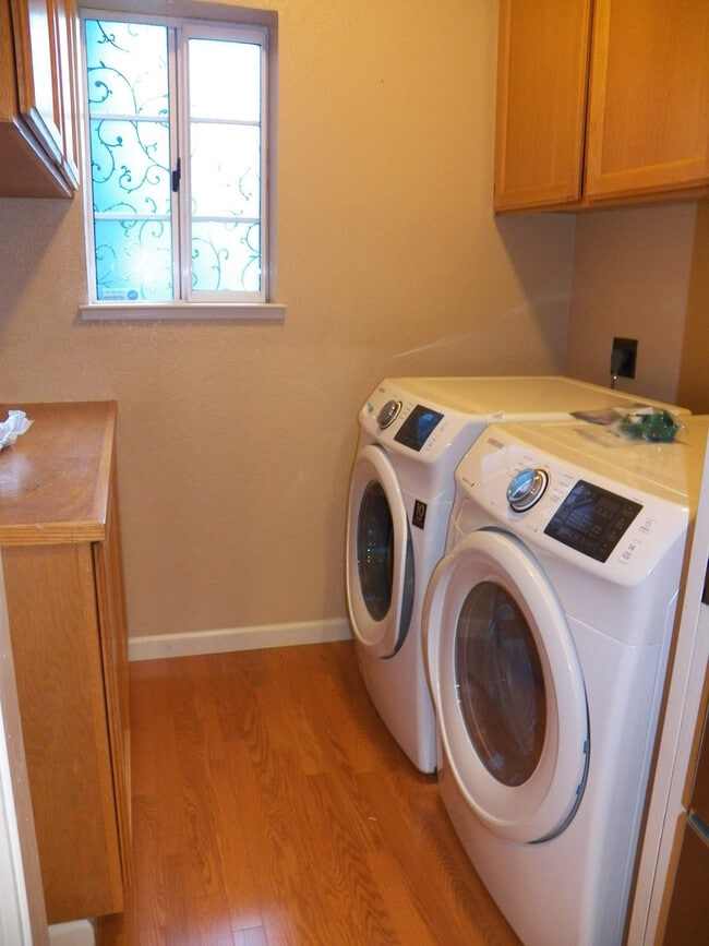 Building Photo - Spacious North San Jose Townhouse - Available Now!