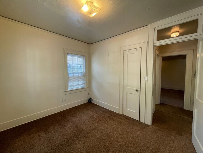 Building Photo - 4 Bedroom Campus House!