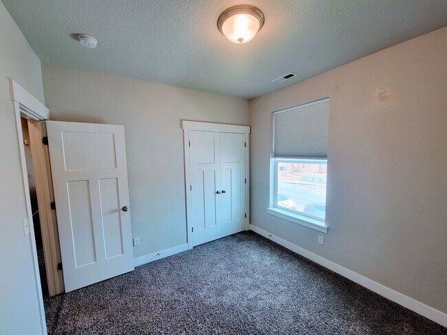 Building Photo - Gorgeous Modern Home!