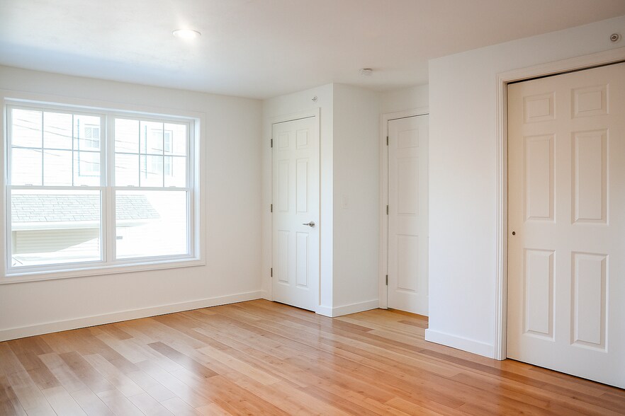 Building Photo - 548 Main St