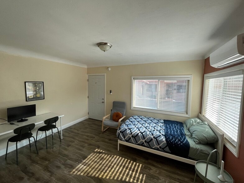 Building Photo - 2110 Keith St