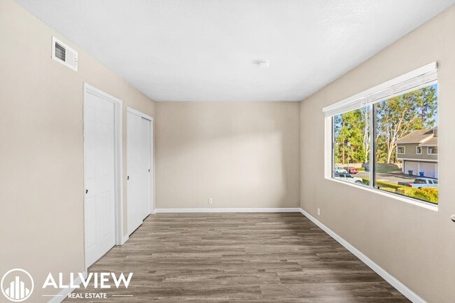 Building Photo - 2 Bedroom, 2 Bathroom Updated Townhome in ...