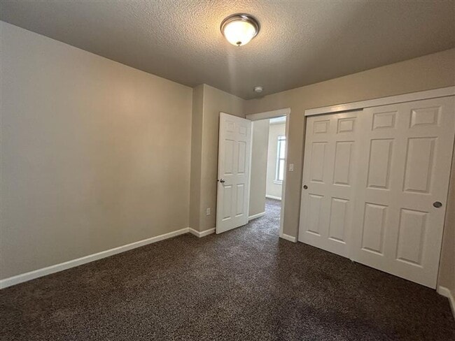 Building Photo - Move-In Ready! 3 Beds 2.5 Baths Townhome with Stainless Steel Appliances, W/D Hookups, and Gas Fo...